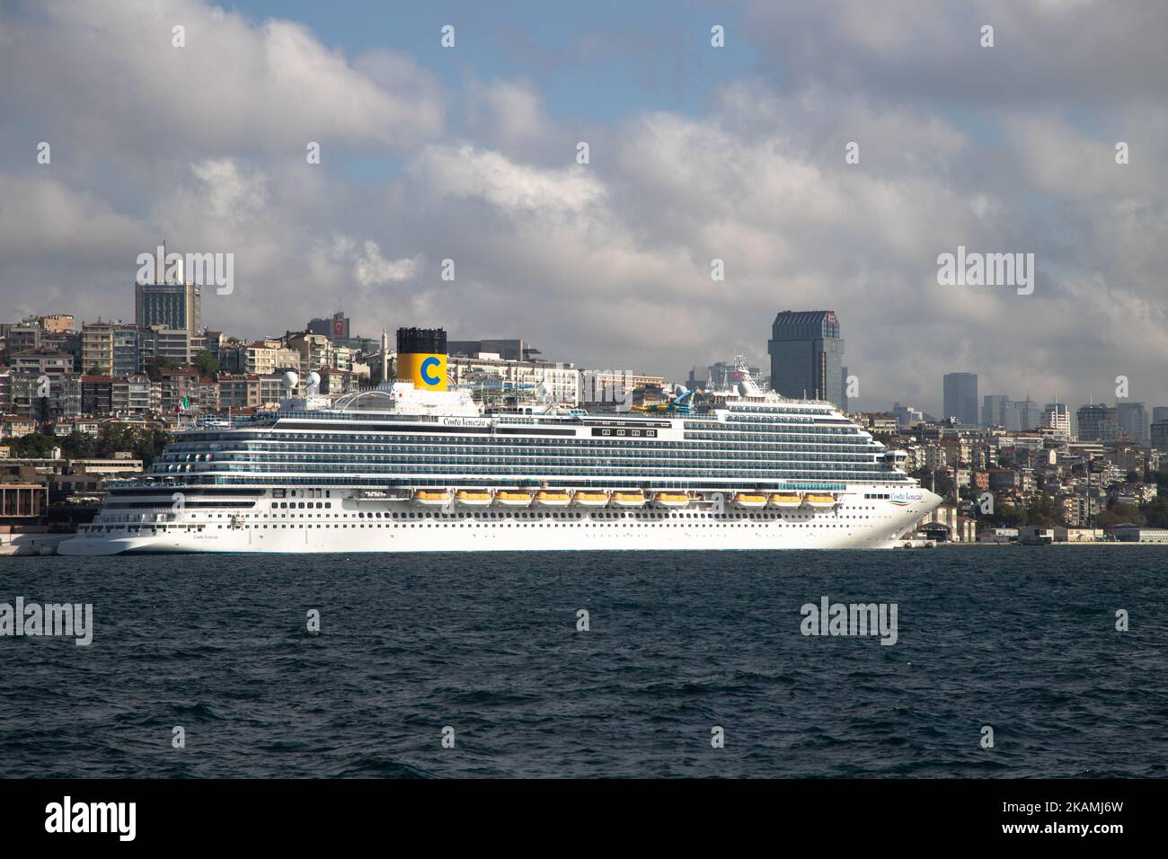 Istanbul, Turquie - 8-28-2022:navire de croisière dans le bosphore, vue historique d'Istanbul Banque D'Images