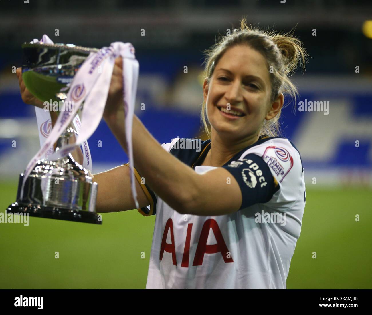 Jenna Schillachi de Tottenham Hotspur LFC avec Trophée pendant le match de la première Ligue des femmes FA - Division Sud entre Tottenham Hotspur Ladies et West Ham United Ladies au stade White Hart Lane, Londres, 19 avril 2017 (photo de Kieran Galvin/NurPhoto) *** Veuillez utiliser le crédit du champ de crédit *** Banque D'Images