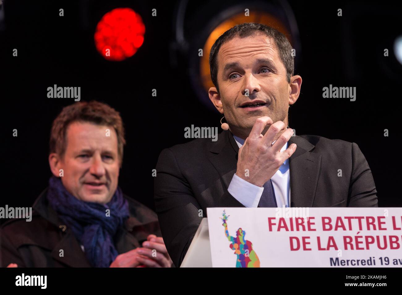 Benoit Hamon assiste à la rencontre politique du candidat à la présidence du Parti socialiste français Benoit Hamon place de la République sur 19 avril 2017 à Paris, France. Des milliers de partisans se sont réunis place de la République pour entendre Benoit Hamon parler 4 jours avant le premier tour des élections présidentielles en France. (Photo de Julien Mattia/NurPhoto) *** Veuillez utiliser le crédit du champ de crédit *** Banque D'Images