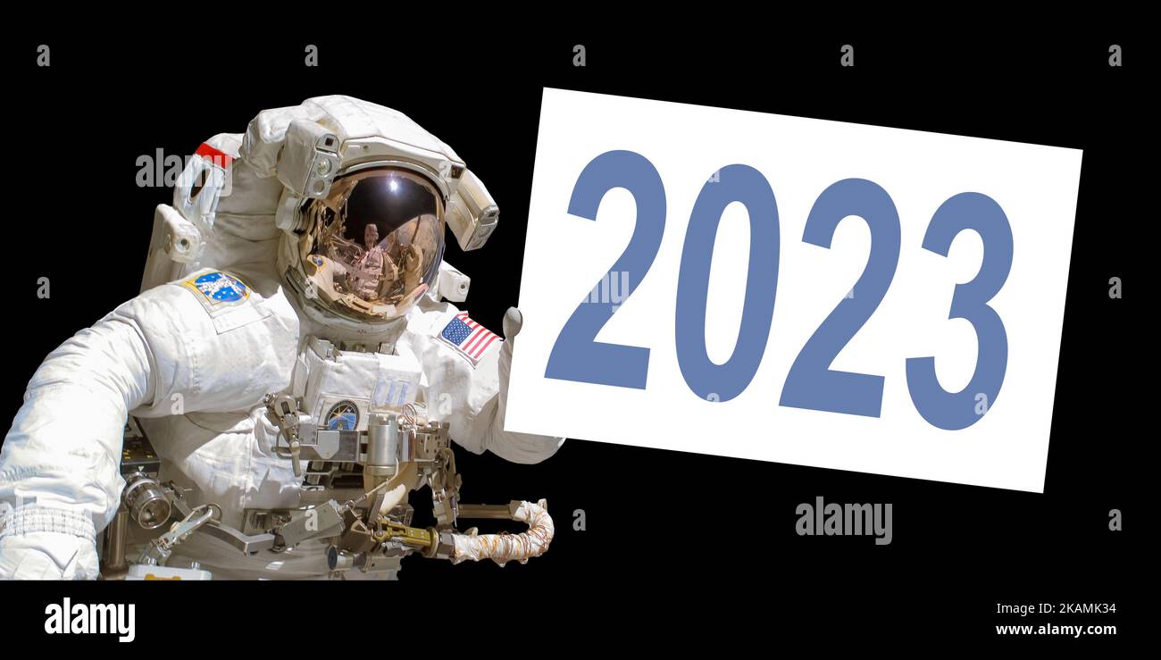 Astronaute dans l'espace, tenant un tableau blanc de 2023 - des éléments de cette image sont fournis par la NASA Banque D'Images