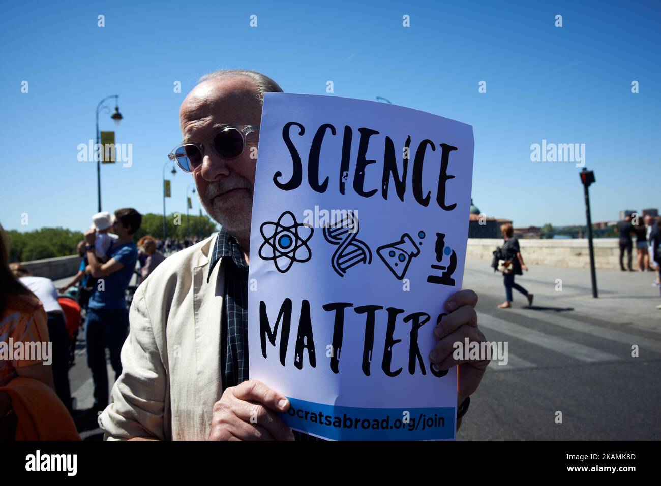 Une marche pour la science a eu lieu à Toulouse, France, le 22 avril 2017, pour la Journée de la Terre. Alors que Trump promeut des faits alternatifs et nie le changement climatique comme d'autres dirigeants ; les scientifiques, les citoyens appellent à une marche pour la science et pour des faits vérifiés. Des marches similaires ont eu lieu ailleurs en France comme en europe comme ailleurs dans le monde. Ces marches ont eu lieu le jour de la Terre. (Photo d'Alain Pitton/NurPhoto) *** Veuillez utiliser le crédit du champ de crédit *** Banque D'Images