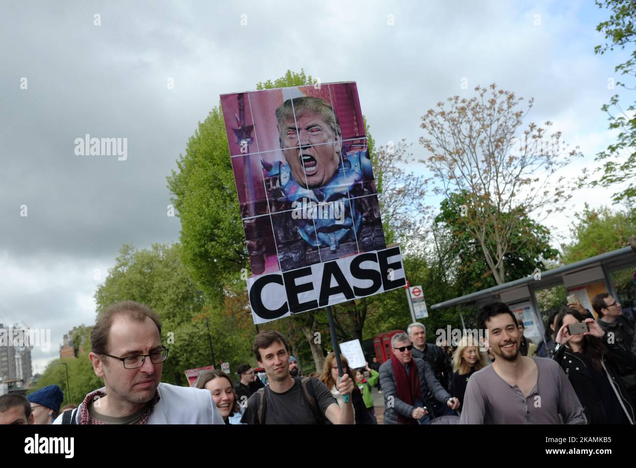 Des milliers de personnes défilent dans le centre de Londres, au Royaume-Uni, le jour de la Terre, le 22 avril 2017, pour protester contre ce qu'elles considèrent comme une menace pour les experts, les preuves et les investissements dans la science. Les manifestants se sont rassemblés au Musée des Sciences et ont défilé sur la place du Parlement. La marche, un événement mondial, soutient la recherche scientifique et fondée sur des données probantes et a été organisée en opposition aux politiques environnementales et énergétiques de Donald Trump. (Photo de Jay Shaw Baker/NurPhoto) *** Veuillez utiliser le crédit du champ de crédit *** Banque D'Images