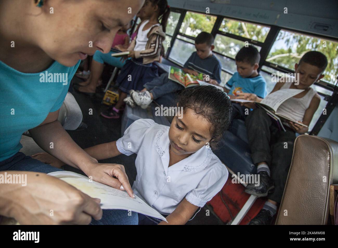 Le Flying Book est un projet social qui vise à être un mécanisme important pour l'éducation et le développement des communautés urbaines et rurales du Nicaragua, par le biais d'un service de bibliothèque mobile qui fournit des informations inclusives et alternatives. ??le bus de bibliothèque fait deux visites par mois à chaque école rurale et prête des livres aux enfants et aux enseignants des écoles rurales pour les amener à la maison, offrir l'occasion d'accéder à plus d'information au sein de leur communauté et d'empêcher le mouvement des étudiants vers d'autres communautés en raison d'un manque de matériel disponible pour accomplir des tâches et des affectations. Il y a un Banque D'Images