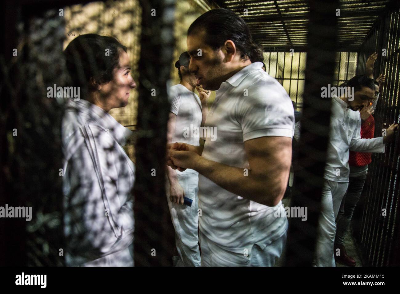 Fondateur de la Fondation Beladi en Egypte, Aya Hegazy (L) Egyptien-américain et son mari Mohamed Hussanain (R) sont vus à l'intérieur de la cage du défunt après avoir été acquitté par un tribunal égyptien, le Caire, Egypte, 16 avril 2017. (Photo par Asmaa Gamal/NurPhoto) *** Veuillez utiliser le crédit du champ de crédit *** Banque D'Images