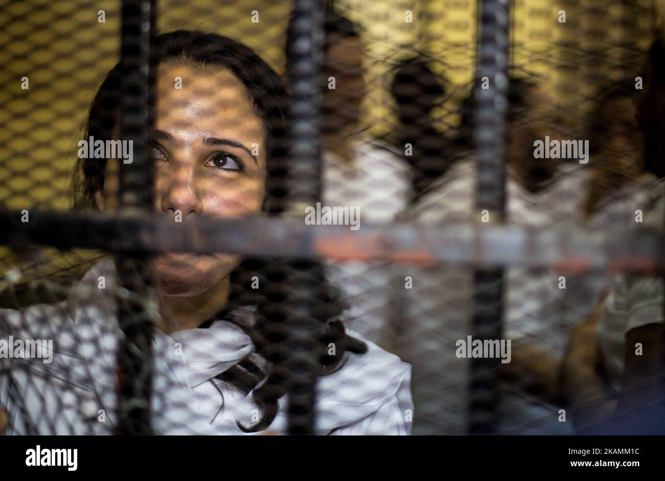 Fondateur de la Fondation Beladi en Egypte, Aya Hegazy, Egyptien-américain, est vu à l'intérieur de la cage du défédant après avoir été acquitté par un tribunal égyptien, le Caire, Egypte, 16 avril 2017. (Photo par Asmaa Gamal/NurPhoto) *** Veuillez utiliser le crédit du champ de crédit *** Banque D'Images