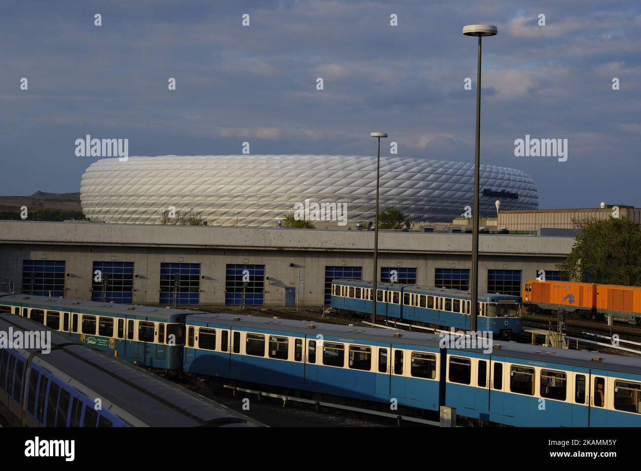 Vue extérieure de l'Allianz Arena est un stade de football situé dans le quartier de Fröttmaning, au nord de Munich, en Allemagne, sur 23 avril 2017 . Son équipe est le FC Bayern München. Conçu par Herzog & de Meuron I a été inauguré en avril 2005. (Photo par Oscar Gonzalez/NurPhoto) *** Veuillez utiliser le crédit du champ de crédit *** Banque D'Images