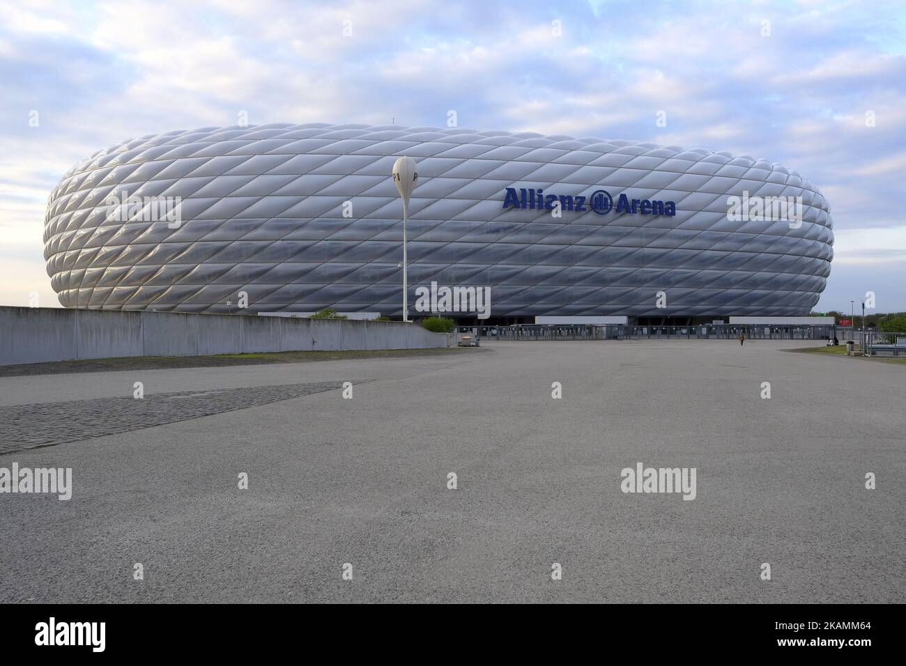 Vue extérieure de l'Allianz Arena est un stade de football situé dans le quartier de Fröttmaning, au nord de Munich, en Allemagne, sur 23 avril 2017 . Son équipe est le FC Bayern München. Conçu par Herzog & de Meuron I a été inauguré en avril 2005. (Photo par Oscar Gonzalez/NurPhoto) *** Veuillez utiliser le crédit du champ de crédit *** Banque D'Images