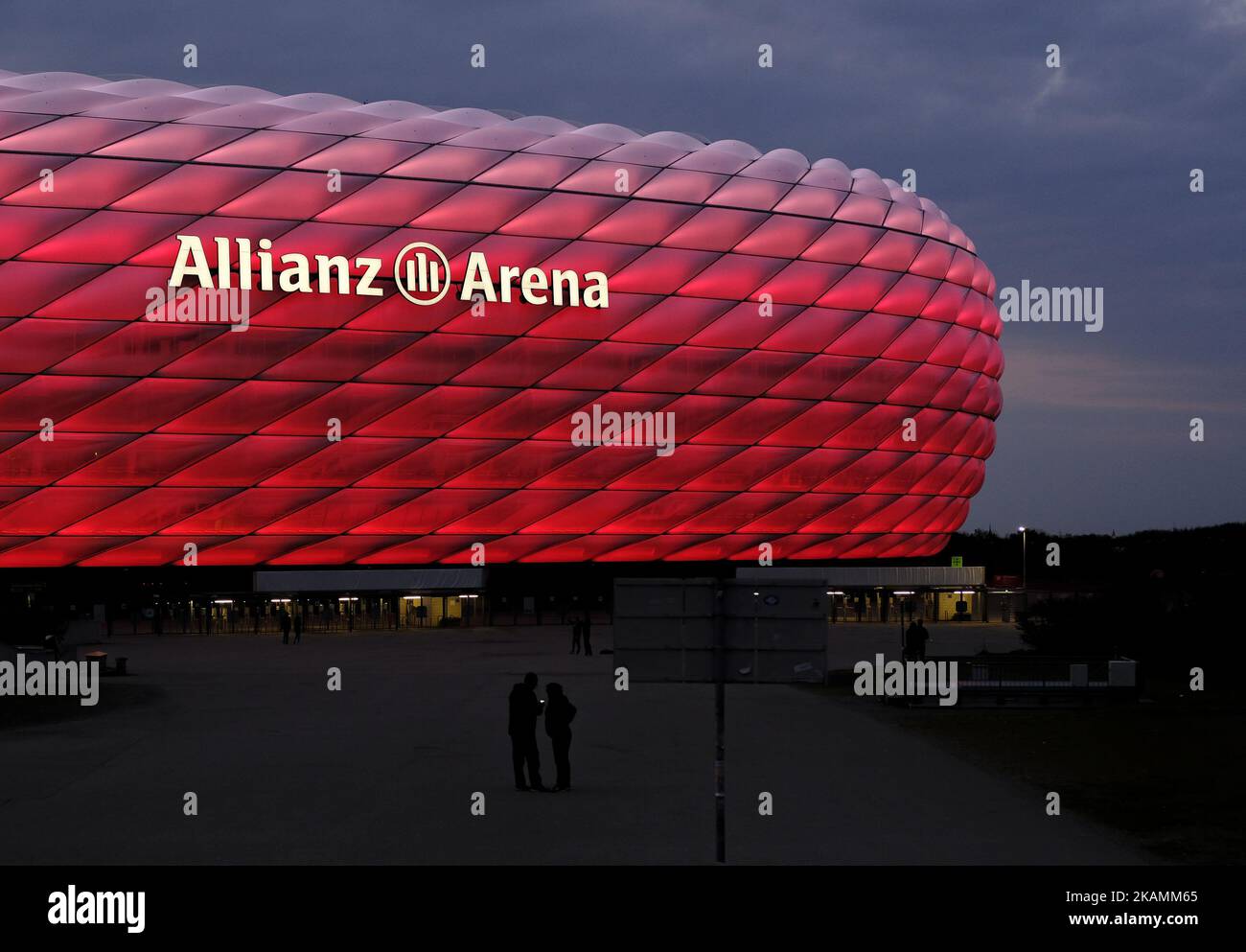 Vue extérieure de l'Allianz Arena est un stade de football situé dans le quartier de Fröttmaning, au nord de Munich, en Allemagne, sur 23 avril 2017 . Son équipe est le FC Bayern München. Conçu par Herzog & de Meuron I a été inauguré en avril 2005. (Photo par Oscar Gonzalez/NurPhoto) *** Veuillez utiliser le crédit du champ de crédit *** Banque D'Images