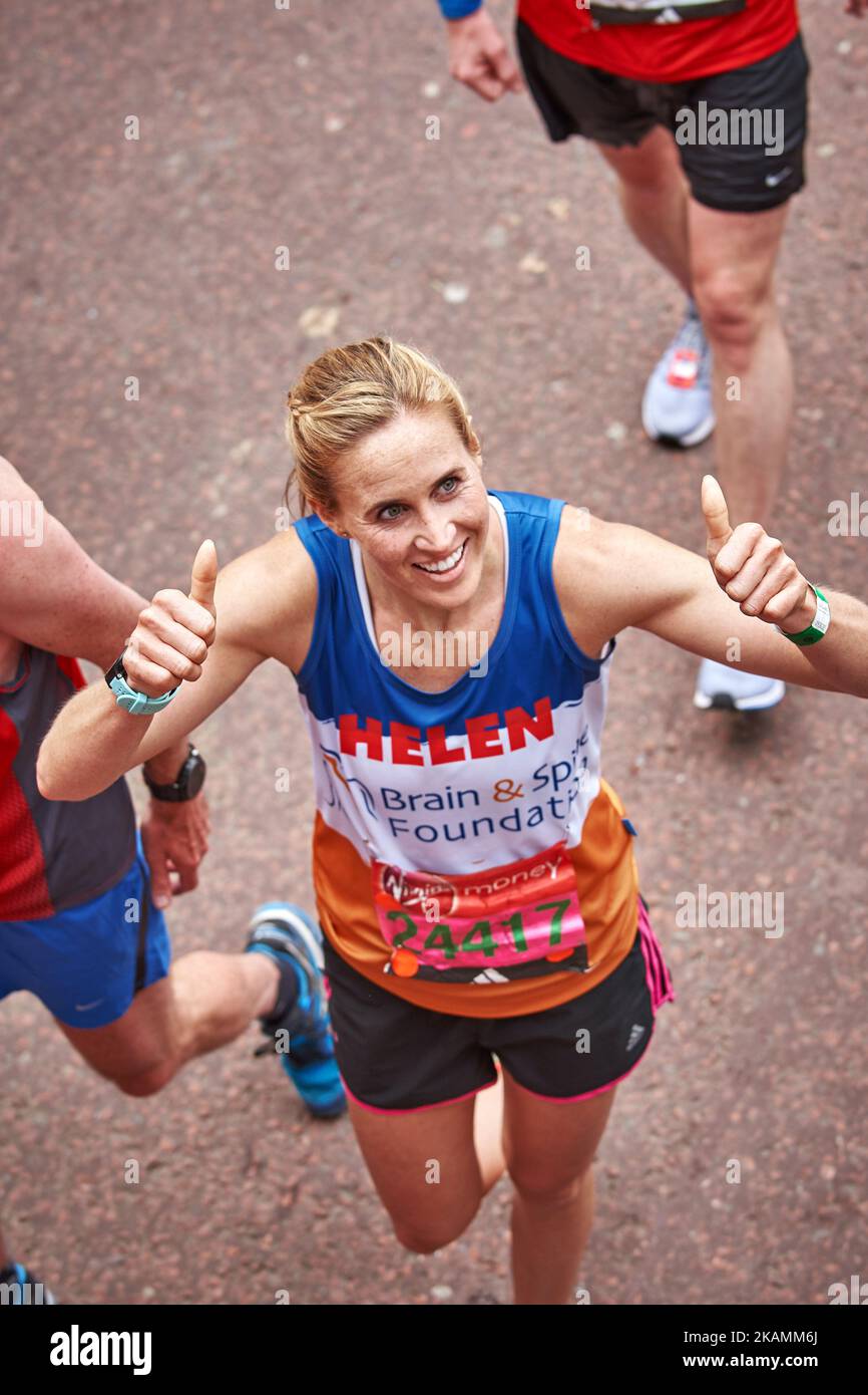 Helen Glover sourit après avoir terminé le marathon de Virgin London sur 23 avril 2017 à Londres, en Angleterre. (Photo de Karyn Louise/NurPhoto) *** Veuillez utiliser le crédit du champ de crédit *** Banque D'Images