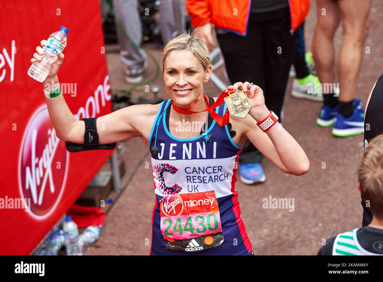Jenni Falconer pose une photo après avoir terminé le Marathon de la Vierge à Londres sur 23 avril 2017, en Angleterre. (Photo de Karyn Louise/NurPhoto) *** Veuillez utiliser le crédit du champ de crédit *** Banque D'Images