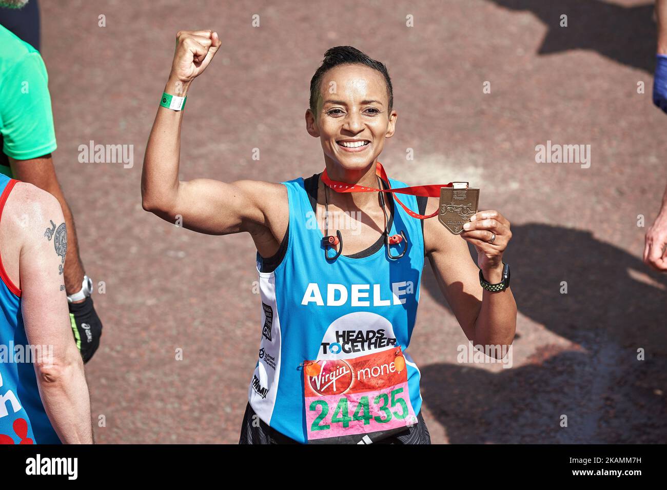 Adele Roberts pose pour une photo après avoir terminé le marathon de la Vierge à Londres sur 23 avril 2017 à Londres, en Angleterre. (Photo de Karyn Louise/NurPhoto) *** Veuillez utiliser le crédit du champ de crédit *** Banque D'Images