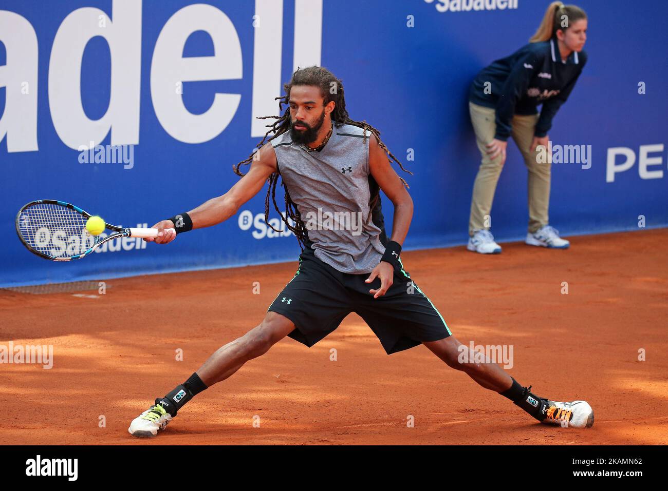Dustin Brown pendant le match contre Bernard Tomic correspondant à l'Open de Barcelone Banc Sabadell, sur 25 avril 2017. (Photo par Urbanandsport/NurPhoto) *** Veuillez utiliser le crédit du champ de crédit *** Banque D'Images