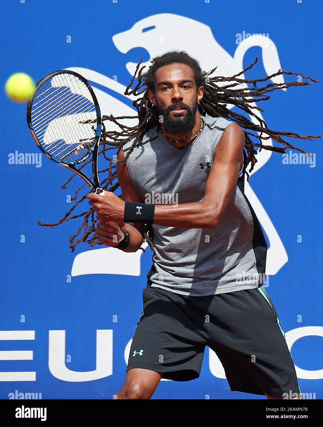 Dustin Brown pendant le match contre Bernard Tomic correspondant à l'Open de Barcelone Banc Sabadell, sur 25 avril 2017. (Photo par Urbanandsport/NurPhoto) *** Veuillez utiliser le crédit du champ de crédit *** Banque D'Images