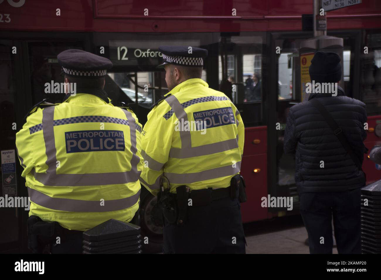 Deux policiers britanniques contrôlent la région de Whitehall, à Londres, au Royaume-Uni, jeudi, à 27 avril 2017. Selon la police métropolitaine, un homme a été arrêté pour suspicion de commission, de préparation et d'instigation d'actes de terrorisme et de possession d'une arme offensive. (Photo d'Alberto Pezzali/NurPhoto) *** Veuillez utiliser le crédit du champ de crédit *** Banque D'Images