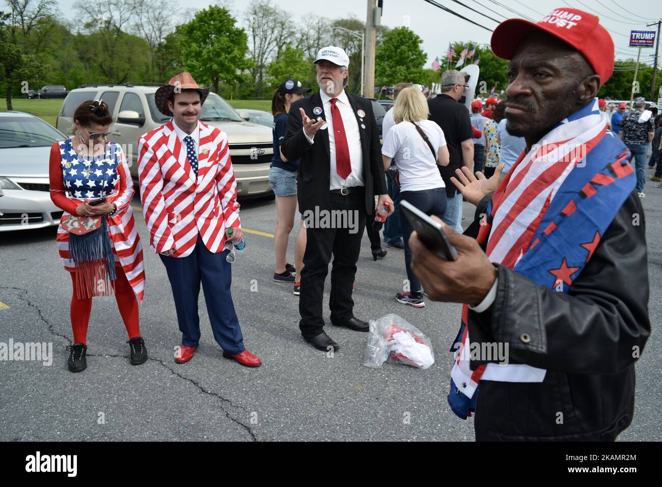 Les partisans de Trump attendent dans la ligne pendant des heures avant le rassemblement de 29 avril 2017 du président Trump à Harrisburg, en Pennsylvanie. L’événement est de célébrer les 100 premiers jours de mandat du président. (Photo de Bastiaan Slabbers/NurPhoto) *** Veuillez utiliser le crédit du champ de crédit *** Banque D'Images