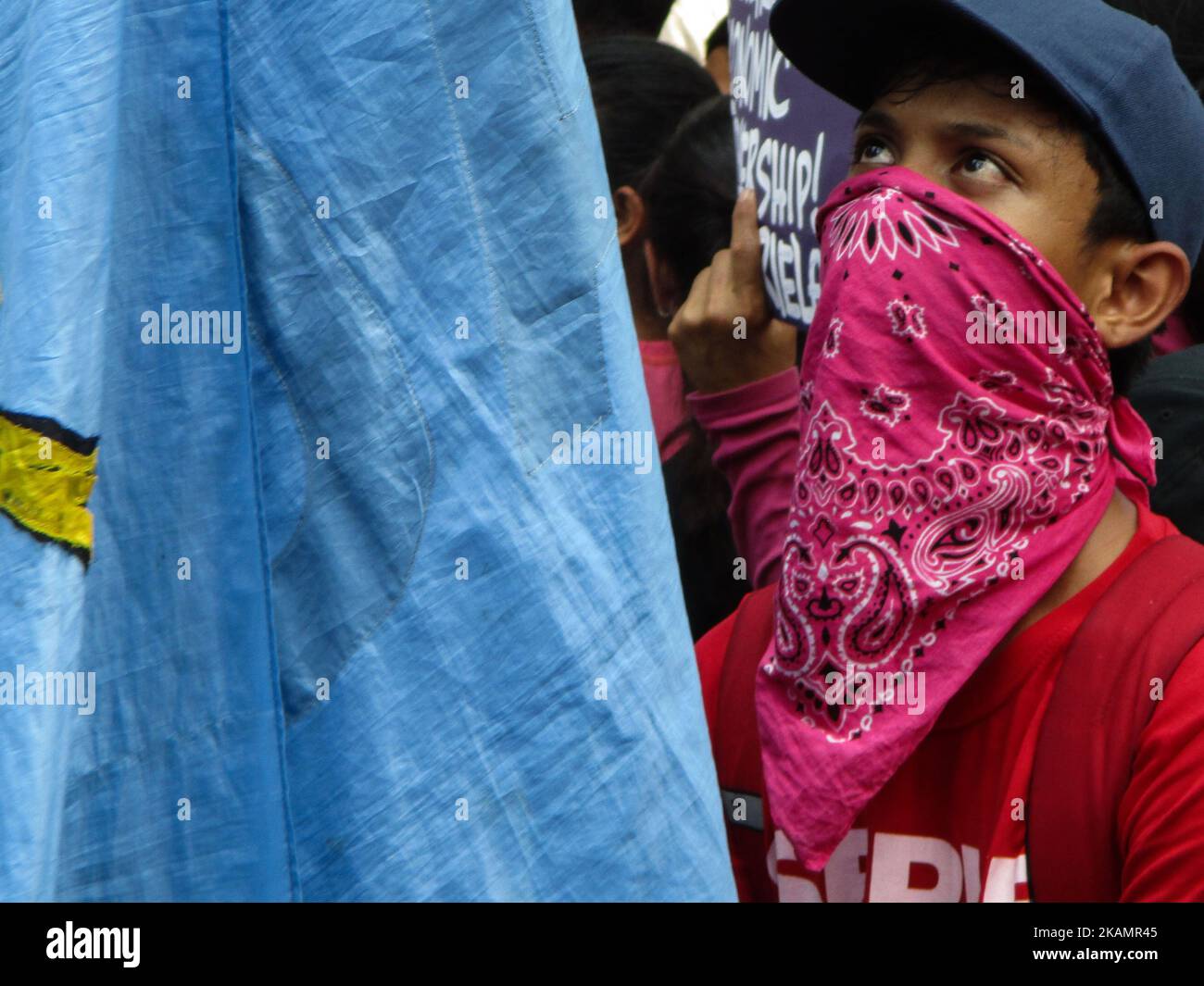 Un manifestant portant un mouchoir de poche est vu lors d'un rassemblement à Manille, aux Philippines, qui coïncide avec le sommet des dirigeants de l'Association des nations de l'Asie du Sud-est (ANASE), samedi, 29 avril 2017. (Photo de Richard James Mendoza/NurPhoto) *** Veuillez utiliser le crédit du champ de crédit *** Banque D'Images