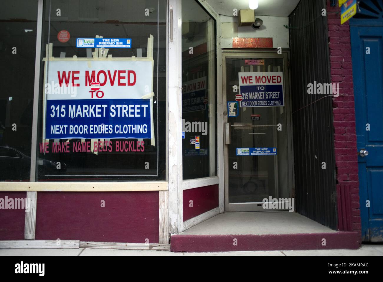 Boutique vide dans le centre-ville de Harrisburg, PA, sur 30 avril 2017. La diminution du commerce de détail, l'effondrement des infrastructures, les problèmes environnementaux, la pauvreté et le chômage sont présentés dans une perspective sur l'état actuel d'une section de l'Amérique rurale le 101 jour de la présidence de Trump. L'État de Keystone en Pennsylvanie a joué un rôle important dans la victoire de Trump aux élections américaines de 2016. (Photo de Bastiaan Slabbers/NurPhoto) *** Veuillez utiliser le crédit du champ de crédit *** Banque D'Images