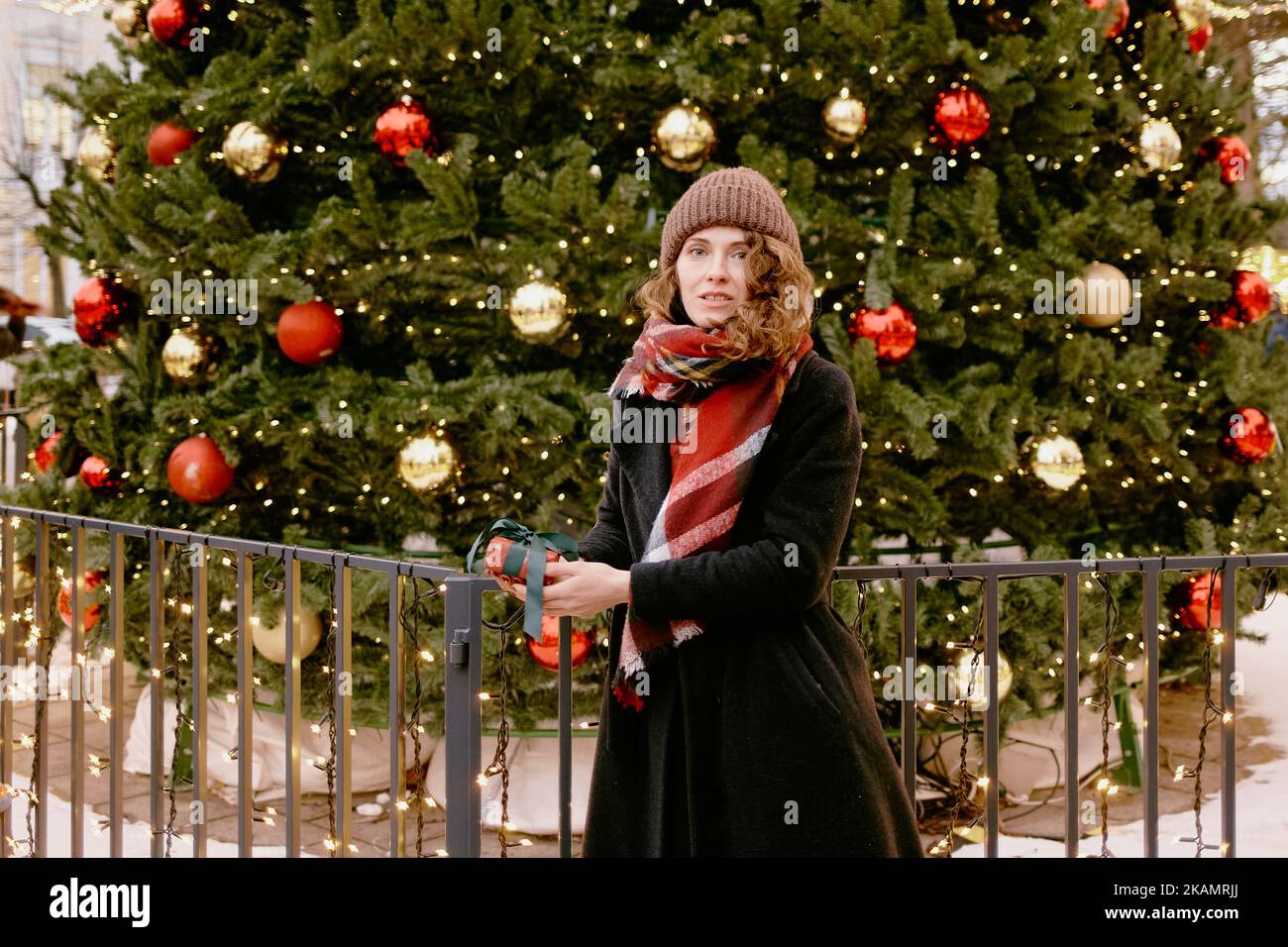 Femme en vêtements d'hiver et écharpe au marché de Noël. Fille à  l'extérieur Photo Stock - Alamy