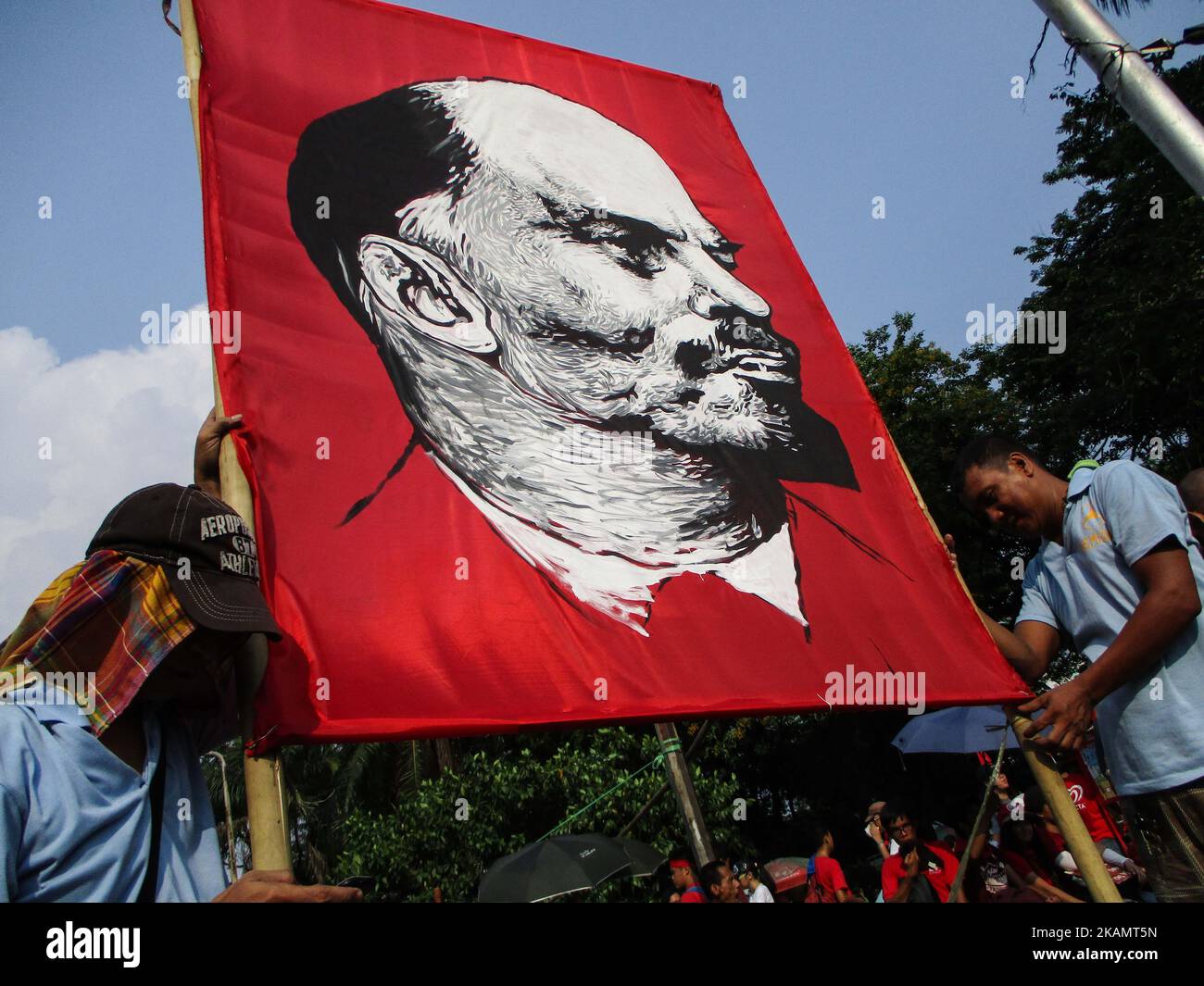 Les travailleurs philippins soutiennent un portrait du révolutionnaire russe Vladimir Lénine lors d'un rassemblement à Manille, aux Philippines, à l'occasion de la Journée internationale du travail, à 1 mai 2017. Des milliers de travailleurs ont marché à l'occasion de la Journée internationale du travail, appelant à des emplois réguliers, à la gratuité du logement et à une augmentation du salaire minimum. (Photo de Richard James Mendoza/NurPhoto) *** Veuillez utiliser le crédit du champ de crédit *** Banque D'Images