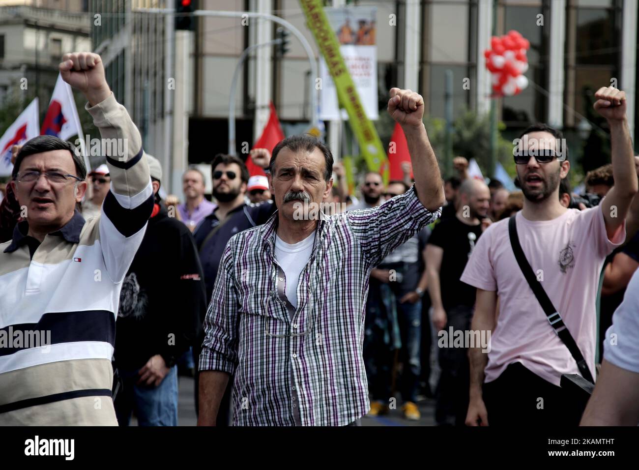 Les manifestants élèvent leurs poings et chantent l'hymne de l'internationale socialiste dans le centre d'Athènes lors des célébrations du jour de mai, lundi, 1 mai 2017. Plus de 10 000 manifestants ont participé à une marche de protestation organisée par le syndicat communiste PEMA et d'autres syndicats pour marquer le jour de mai dans le cadre d'une grève nationale de 24 heures (photo de Panayotis Tzamaros/NurPhoto) *** Veuillez utiliser le crédit du champ de crédit *** Banque D'Images