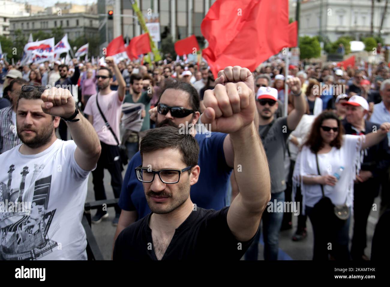 Les manifestants élèvent leurs poings et chantent l'hymne de l'internationale socialiste dans le centre d'Athènes lors des célébrations du jour de mai, lundi, 1 mai 2017. Plus de 10 000 manifestants ont participé à une marche de protestation organisée par le syndicat communiste PEMA et d'autres syndicats pour marquer le jour de mai dans le cadre d'une grève nationale de 24 heures (photo de Panayotis Tzamaros/NurPhoto) *** Veuillez utiliser le crédit du champ de crédit *** Banque D'Images