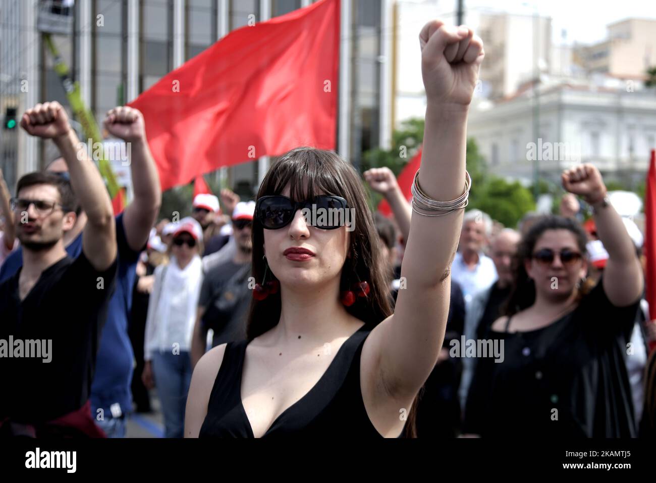 Les manifestants élèvent leurs poings et chantent l'hymne de l'internationale socialiste dans le centre d'Athènes lors des célébrations du jour de mai, lundi, 1 mai 2017. Plus de 10 000 manifestants ont participé à une marche de protestation organisée par le syndicat communiste PEMA et d'autres syndicats, pour marquer le jour de mai dans le cadre d'une grève nationale de 24 heures (photo de Panayotis Tzamaros/NurPhoto) *** Veuillez utiliser le crédit du champ de crédit *** Banque D'Images