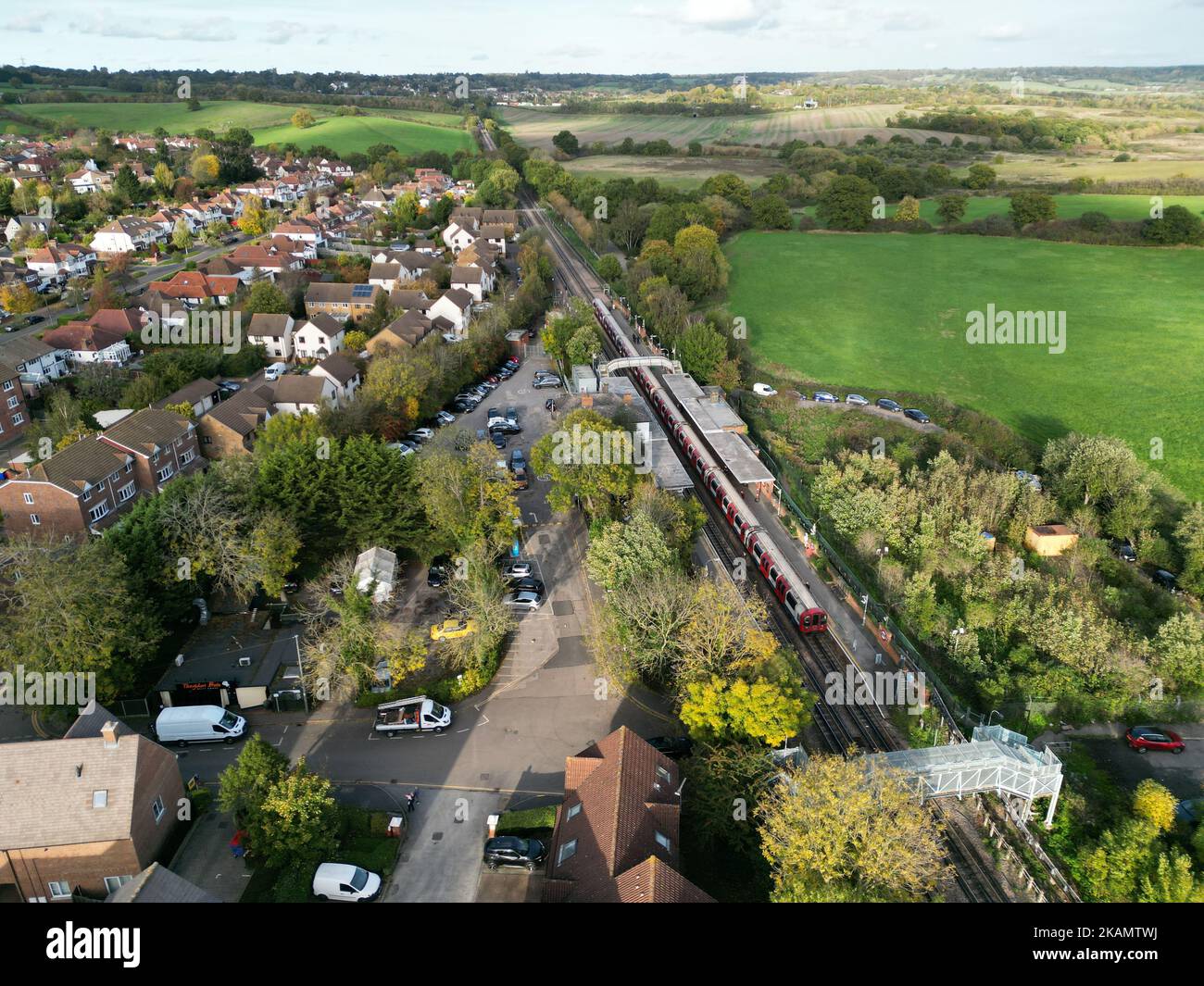 Train de métro sur la ligne centrale Theydon bois village dans Essex UK drone vue aérienne Banque D'Images