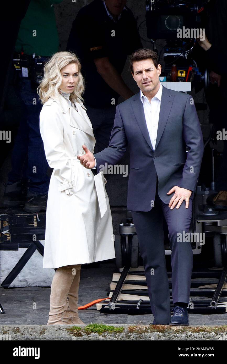 Tom Cruise a vu embrasser Vanessa Kirby pendant une scène pour 'la mission impossible 6' à Paris, France, sur 2 mai 2017. (Photo de Mehdi Taamallah/NurPhoto) *** Veuillez utiliser le crédit du champ de crédit *** Banque D'Images