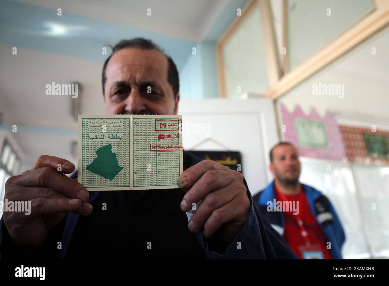 Un algérien montre sa carte électorale dans un bureau de vote à Alger, Algérie, sur 4 mai 2017 lors des élections législatives. Les Algériens ont voté pour un nouveau Parlement dans un contexte de chômage en hausse et de crise financière profonde causée par un effondrement des revenus pétroliers. (Photo de Billal Bensalem/NurPhoto) *** Veuillez utiliser le crédit du champ de crédit *** Banque D'Images