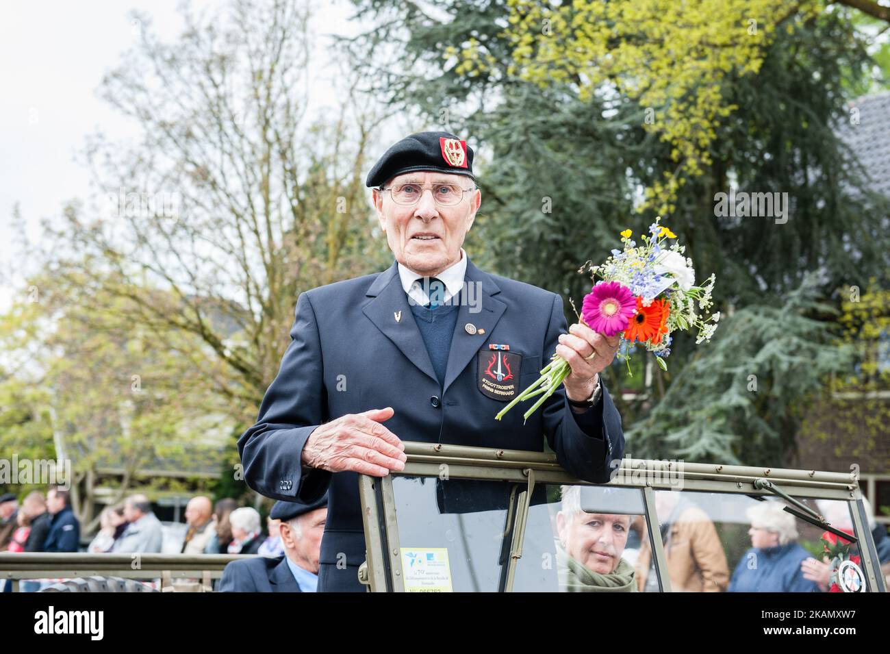 Sur 5 mai à Wageningen. Cette ville, connue aussi comme la « ville de libération », est particulièrement liée aux jours de commémoration ici les 4 et 5 mai, alors que la capitulation qui a mis fin à la Seconde Guerre mondiale aux pays-Bas a été signée à l’Hôtel de Wereld en 1945. Au cours de la journée de libération, la parade de libération ou le Bevrijdingsdefilé en néerlandais est célébrée chaque année, et réunit des anciens combattants et des successeurs militaires pour rendre hommage à tous ceux qui ont donné leur vie pendant la Seconde Guerre mondiale. Des anciens combattants de deuxième et de troisième générations étaient également présents. (Photo par Romy Arroyo Fernandez/NurPhoto) *** s'il vous plaît utiliser Banque D'Images