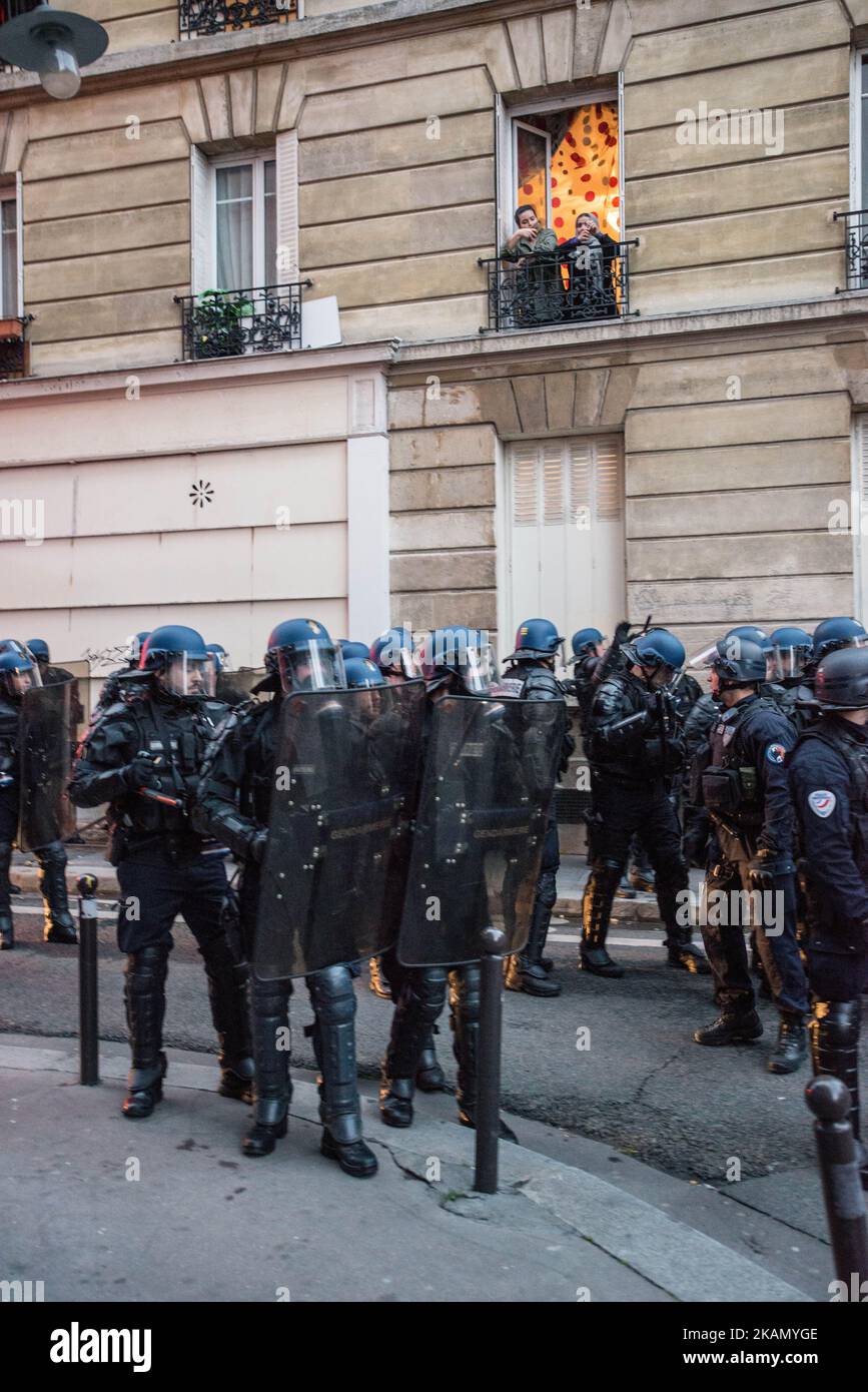 Affrontements à Paris, en France, le 7 mai 2017, alors que M. Macron est élu nouveau président français. Vers 8 h 00 alors que M. macron était annoncé comme le nouveau président français, des affrontements ont éclaté dans le nord de Paris. Les personnes qui ont prétendu ne pas aimer les deux, M. le Pen et E. Macron, se sont rassemblées dans les rues autour de la région de Menilmontant.(photo de Guillaume Pinon/NurPhoto) *** Veuillez utiliser le crédit du champ de crédit *** Banque D'Images