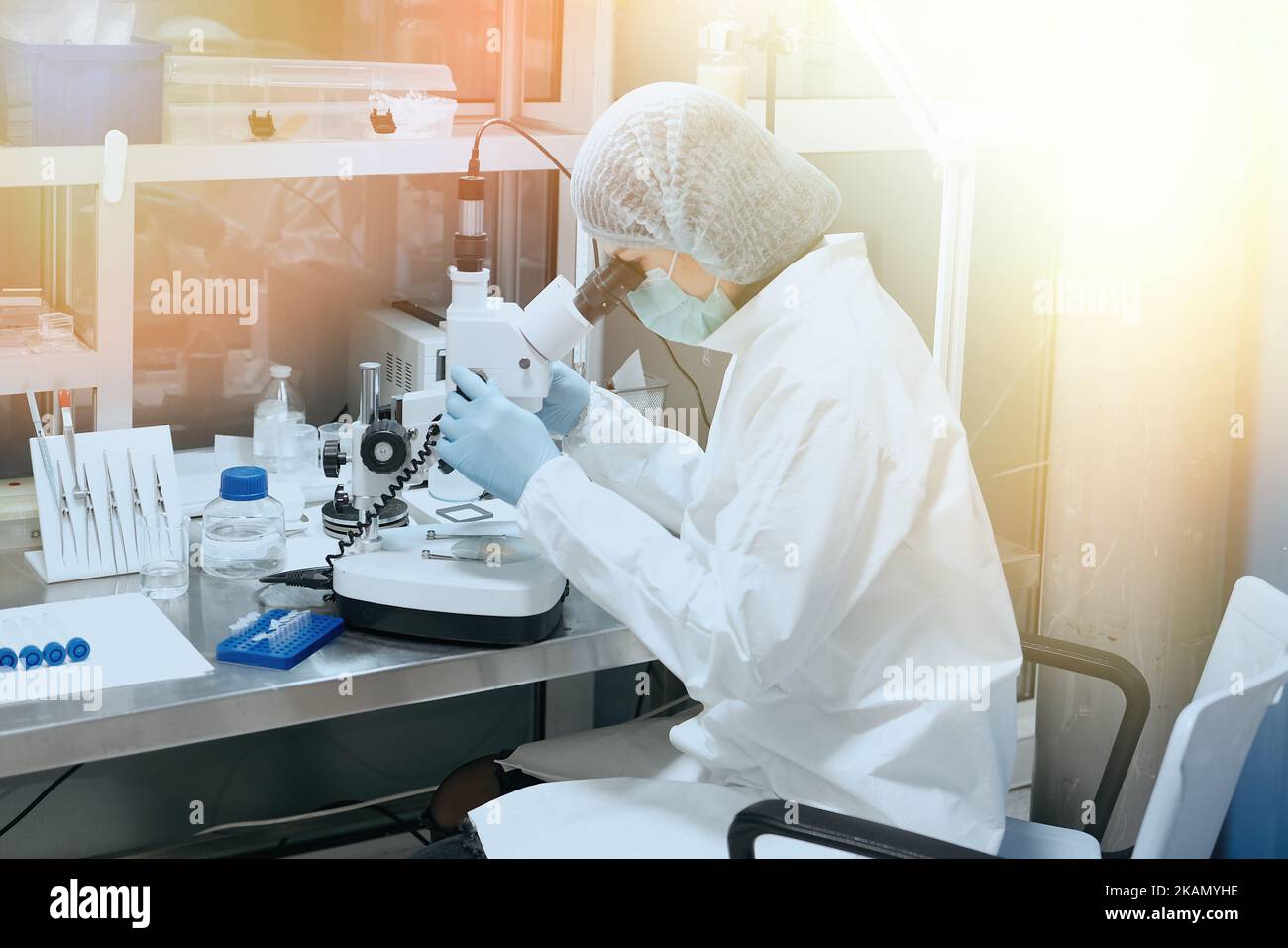 Medic ou scientifique regardant à travers un microscope dans un laboratoire médical scientifique. Recherche biochimique et médecine Banque D'Images