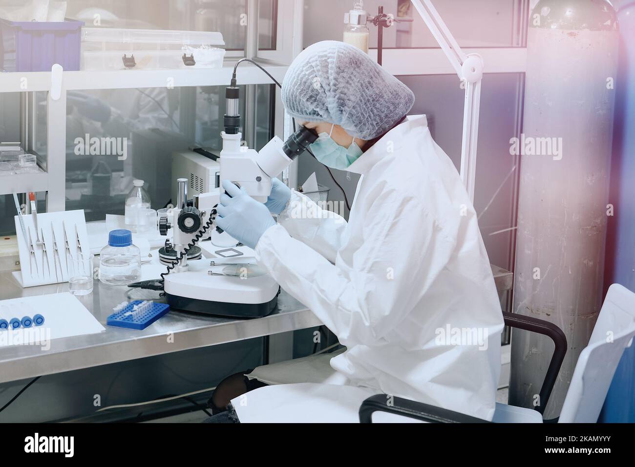 Medic ou scientifique regardant à travers un microscope dans un laboratoire médical scientifique. Recherche biochimique et médecine Banque D'Images