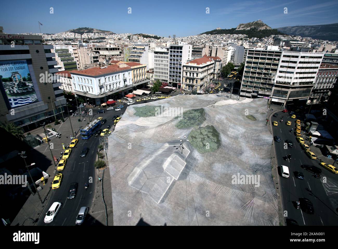 Projet d'art ville invisible par l'artiste allemand Gregor Schneider à Athènes, Grèce, 8 mai 2017. Gregor Schneider fait disparaître la place Omonoia par l'art du camouflage. L'artiste cherche à équilibrer le visible et l'invisible en explorant la relation entre l'espace privé et l'espace public, l'imaginaire et le réel. (Photo de Giorgos Georgiou/NurPhoto) *** Veuillez utiliser le crédit du champ de crédit *** Banque D'Images