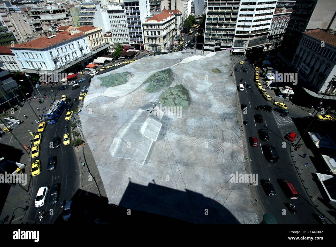 Projet d'art ville invisible par l'artiste allemand Gregor Schneider à Athènes, Grèce, 8 mai 2017. Gregor Schneider fait disparaître la place Omonoia par l'art du camouflage. L'artiste cherche à équilibrer le visible et l'invisible en explorant la relation entre l'espace privé et l'espace public, l'imaginaire et le réel. (Photo de Giorgos Georgiou/NurPhoto) *** Veuillez utiliser le crédit du champ de crédit *** Banque D'Images