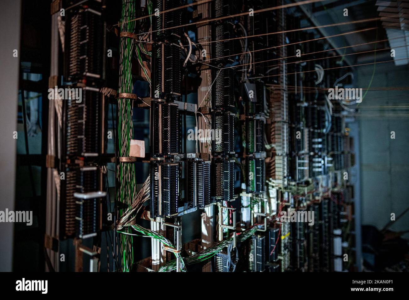 Xanten, Allemagne. 03rd novembre 2022. Câbles d'alimentation, pris dans un ancien abri nucléaire, qui est à vendre pour 1,6 millions d'euros. Le bunker date de 1960s et offre environ 850 mètres carrés d'espace et un grand terrain. Le courtier marketing l'annonce comme un « paradis hautement sécurisé ». Les propriétaires privés avaient acheté la structure il y a des années et la vendent maintenant pour des raisons d'âge. Credit: Fabian Strauch/dpa/Alay Live News Banque D'Images