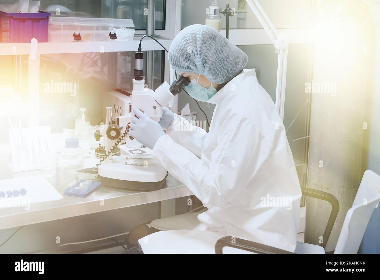 Medic ou scientifique regardant à travers un microscope dans un laboratoire médical scientifique. Recherche biochimique et médecine Banque D'Images