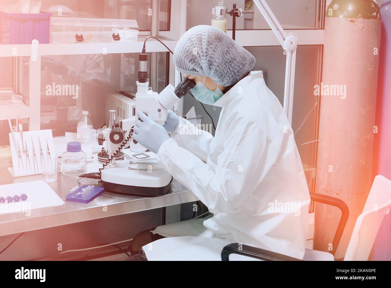 Medic ou scientifique regardant à travers un microscope dans un laboratoire médical scientifique. Recherche biochimique et médecine Banque D'Images