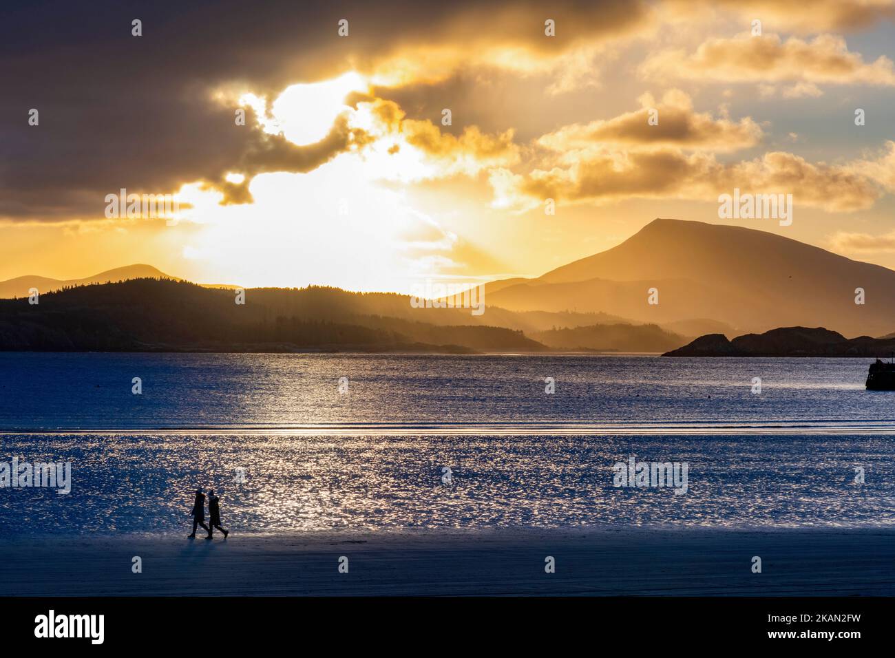 Marche sur les sables d'hiver à Downings Beach, Rosguill, Comté de Donegal, Irlande Banque D'Images