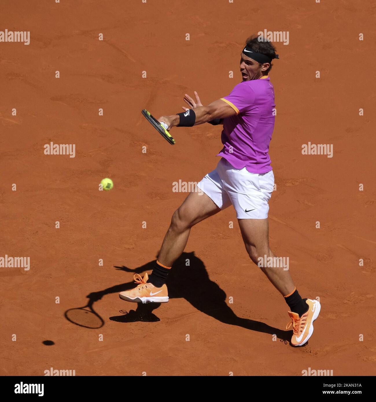 Rafael Nadal d'Espagne en action contre Novak Djokovic de Serbie pendant le huitième jour des demi-finales du Mutua Madrid Open de tennis à la Caja Magica sur 13 mai 2017 à Madrid, Espagne. (Photo par Oscar Gonzalez/NurPhoto) *** Veuillez utiliser le crédit du champ de crédit *** Banque D'Images