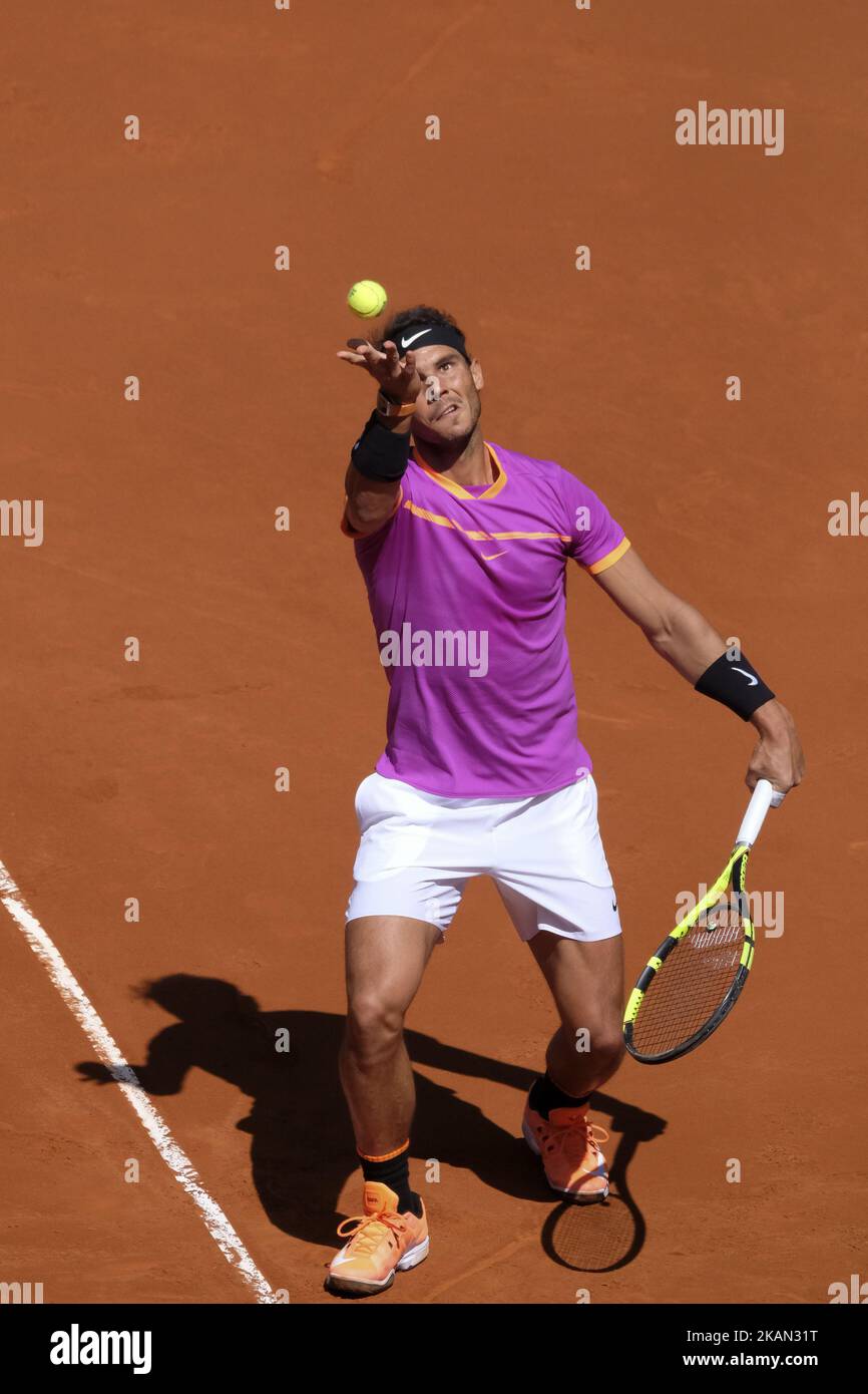 Rafael Nadal d'Espagne en action contre Novak Djokovic de Serbie pendant le huitième jour des demi-finales du Mutua Madrid Open de tennis à la Caja Magica sur 13 mai 2017 à Madrid, Espagne. (Photo par Oscar Gonzalez/NurPhoto) *** Veuillez utiliser le crédit du champ de crédit *** Banque D'Images