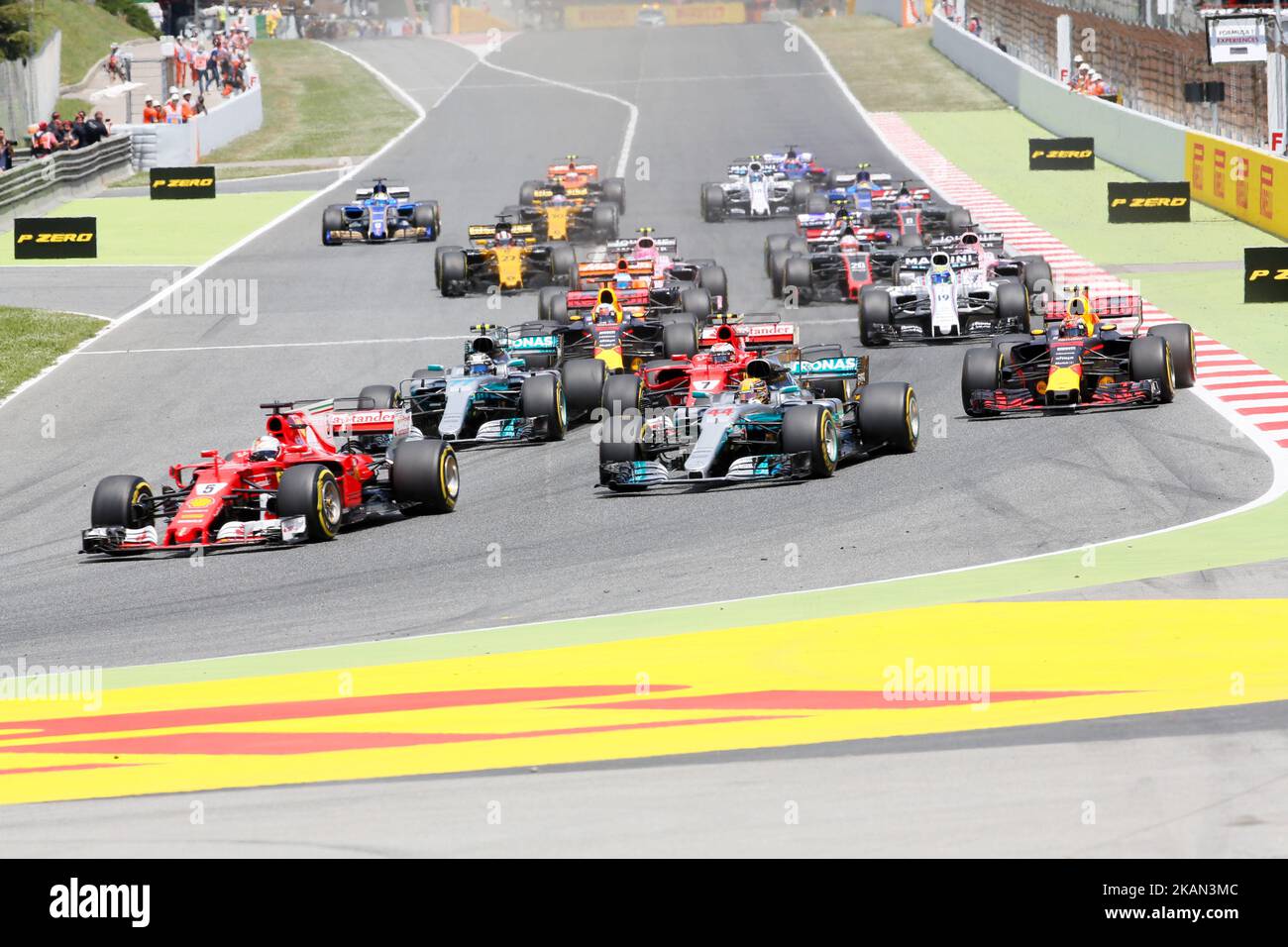 Sebastian Vettel, pilote allemand de Ferrari, mène après le début du Grand Prix de Formule 1 espagnol au circuit de Catalunya sur 14 mai 2017 à Montmelo, en périphérie de Barcelone. (Photo par Urbanandsport/NurPhoto) *** Veuillez utiliser le crédit du champ de crédit *** Banque D'Images