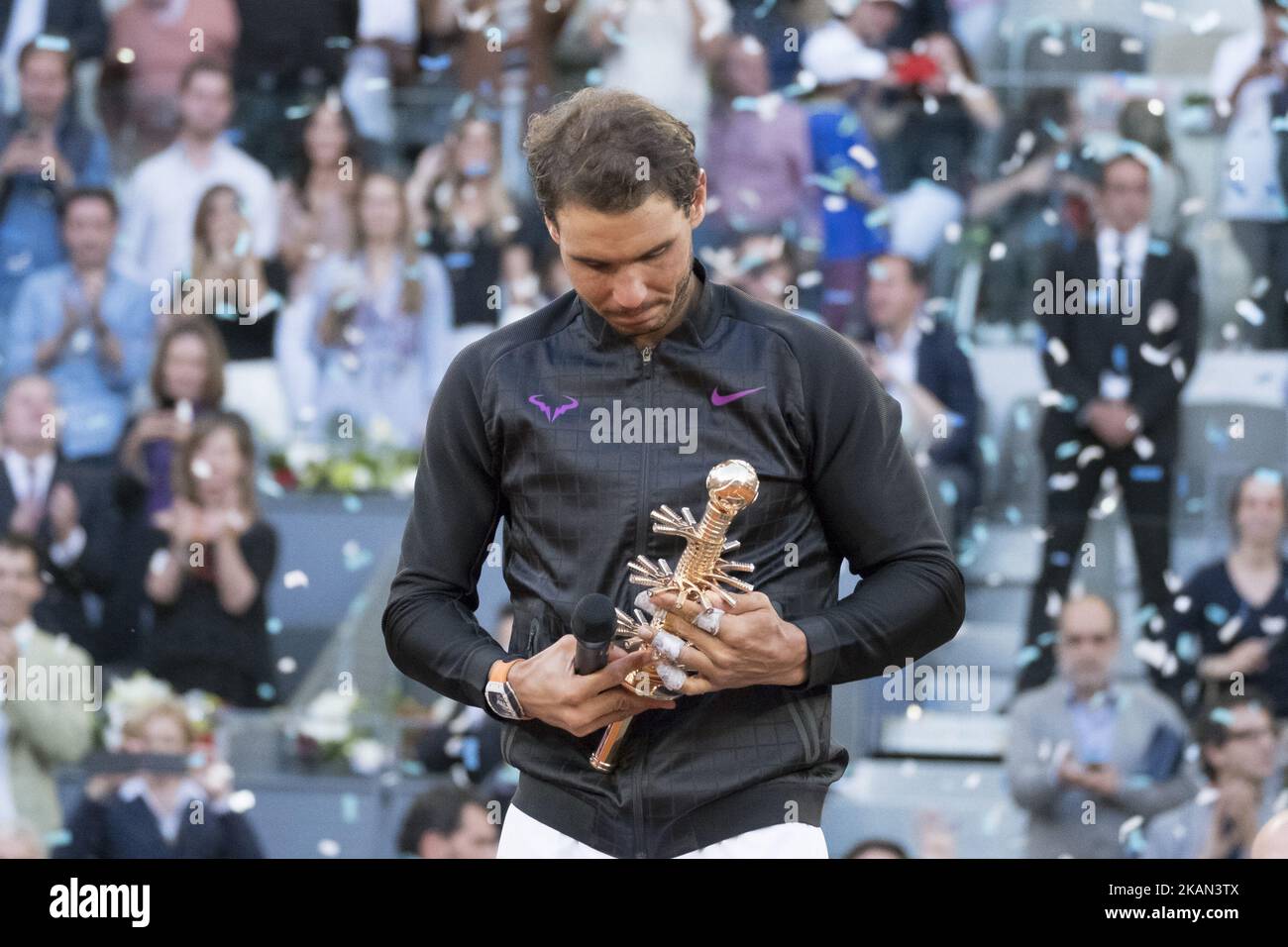 Rafael Nadal, joueur de tennis espagnol, célèbre sa victoire lors du match final de Mutua Madrid Open contre Dominic Thiem à la boîte magique de Madrid, Espagne, 14 mai 2017. (Photo par Oscar Gonzalez/NurPhoto) *** Veuillez utiliser le crédit du champ de crédit *** Banque D'Images