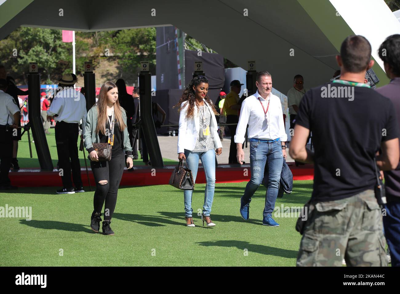 Jos Verstappen avec sa fillette et sa fille pendant le GP de Formule 1 de l'Espagne 2017 a célébré au circuit Barcelona Catalunuya le 14th mai 2017 à Barcelone, Espagne. (Photo par Urbanandsport/NurPhoto) *** Veuillez utiliser le crédit du champ de crédit *** Banque D'Images