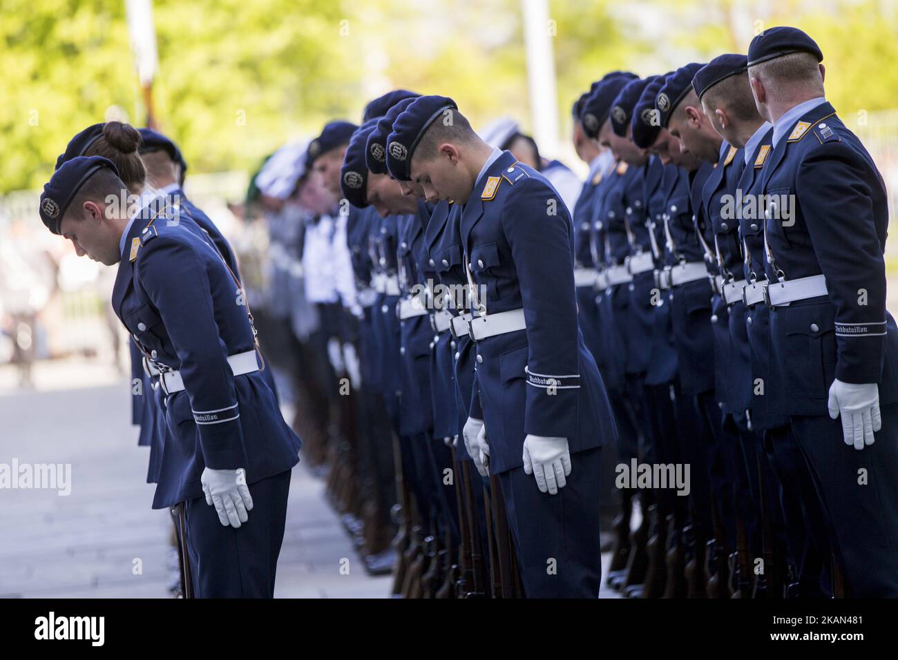 Des soldats de la garde d'honneur sont photographiés à la Chancellerie avant la rencontre entre la chancelière allemande Angela Merkel et le président français Emmanuel Macron à Berlin, en Allemagne, sur 15 mai 2017. (Photo par Emmanuele Contini/NurPhoto) *** Veuillez utiliser le crédit du champ de crédit *** Banque D'Images