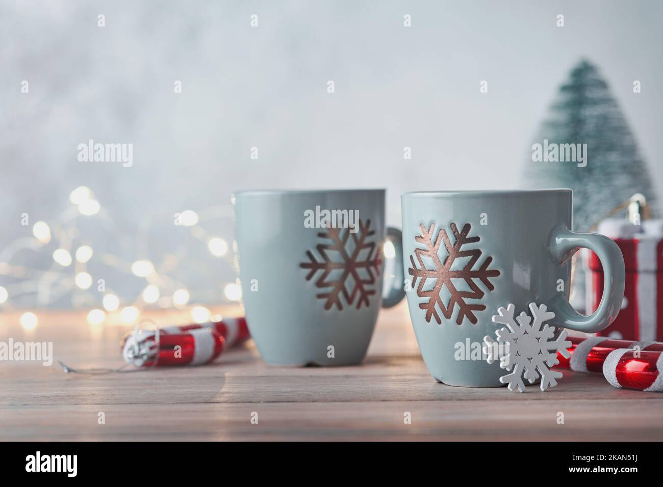 Mariez Noël. Deux tasses de chocolat chaud avec guimauves. Noël une tasse de chocolat chaud maison avec guimauve sur fond de table en bois avec lig Banque D'Images