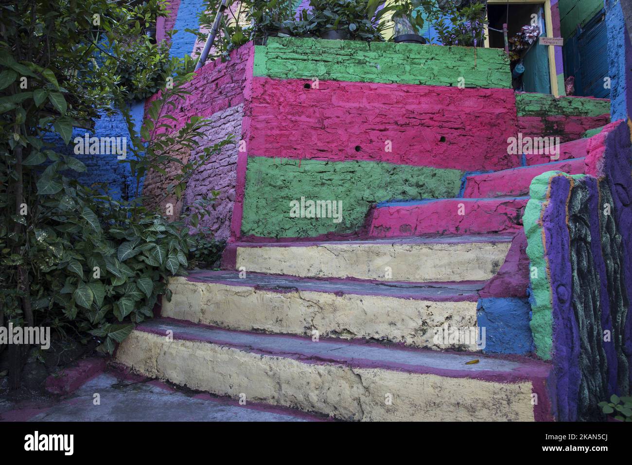 Kampung Pelangi (village arc-en-ciel) situé à Kalisari Village-Semarang-Central Java sur 18 mai 2017 peinture avec peinture colorée donnant le regard sale une fois au village disparu pour toujours.l'idée vient de Semarang Maire M. Hendrar Prihadi qui pensent en donnant au village l'apparence d'un arc-en-ciel, il attirera les gens à visiter et peut devenir destination de voyage pour les personnes qui visitent semarang ainsi donnera plus de revenus aux personnes qui vivent au village. (Photo par Donal Husni/NurPhoto) *** Veuillez utiliser le crédit du champ de crédit *** Banque D'Images