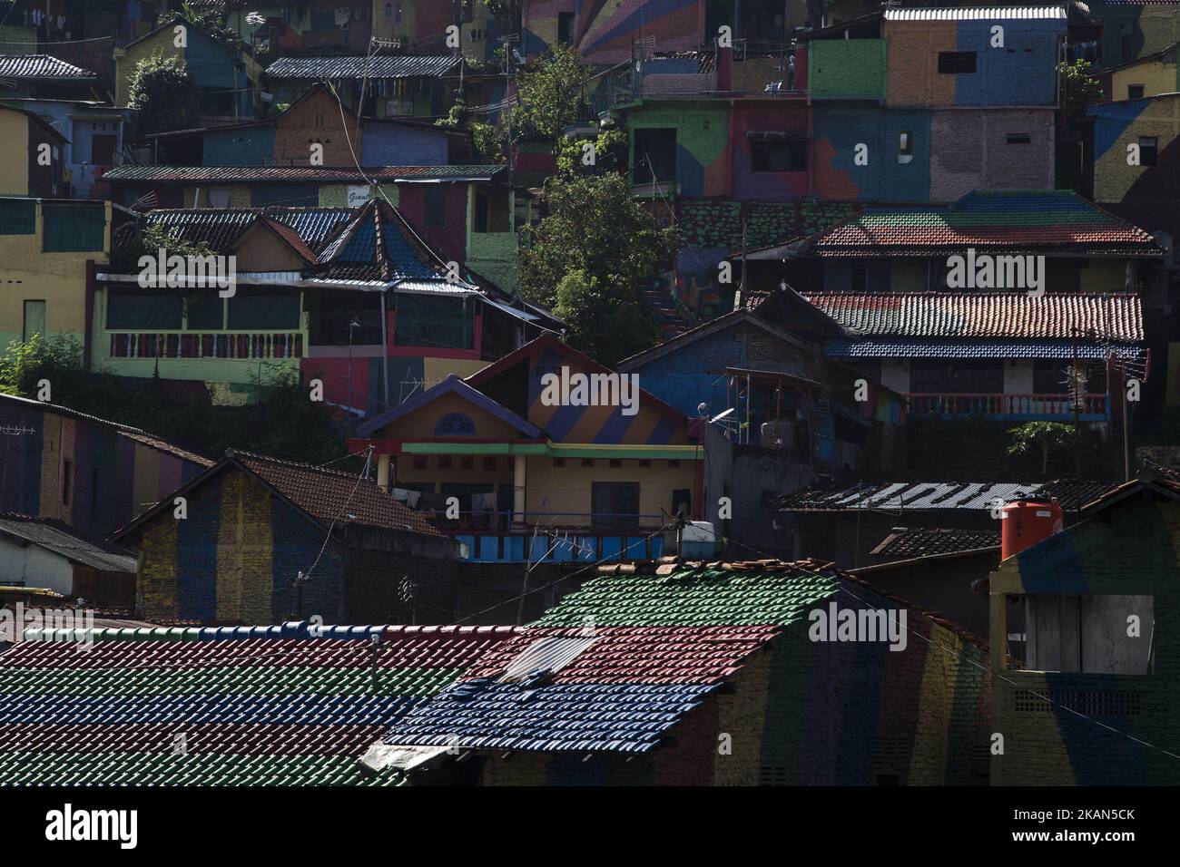 Kampung Pelangi (village arc-en-ciel) situé à Kalisari Village-Semarang-Central Java sur 18 mai 2017 peinture avec peinture colorée donnant le regard sale une fois au village disparu pour toujours.l'idée vient de Semarang Maire M. Hendrar Prihadi qui pensent en donnant au village l'apparence d'un arc-en-ciel, il attirera les gens à visiter et peut devenir destination de voyage pour les personnes qui visitent semarang ainsi donnera plus de revenus aux personnes qui vivent au village. (Photo par Donal Husni/NurPhoto) *** Veuillez utiliser le crédit du champ de crédit *** Banque D'Images