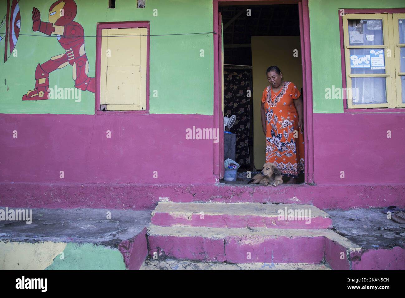 Kampung Pelangi (village arc-en-ciel) situé à Kalisari Village-Semarang-Central Java sur 18 mai 2017 peinture avec peinture colorée donnant le regard sale une fois au village disparu pour toujours.l'idée vient de Semarang Maire M. Hendrar Prihadi qui pensent en donnant au village l'apparence d'un arc-en-ciel, il attirera les gens à visiter et peut devenir destination de voyage pour les personnes qui visitent semarang ainsi donnera plus de revenus aux personnes qui vivent au village. (Photo par Donal Husni/NurPhoto) *** Veuillez utiliser le crédit du champ de crédit *** Banque D'Images