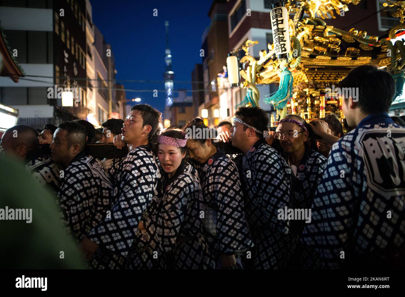 Les résidents d'Asakusa ensemble pour transporter un 'Mikoshi' (sanctuaires portables) pendant qu'ils chantent ensemble pendant le festival de Sanja à Asakusa, Tokyo sur 20 mai 2017. Ces mikoshi sont transportés dans les rues d'Asakusa pour apporter chance, bénédictions et prospérité à la région et à ses habitants. (Photo de Richard Atrero de Guzman/NurPhoto) *** Veuillez utiliser le crédit du champ de crédit *** Banque D'Images
